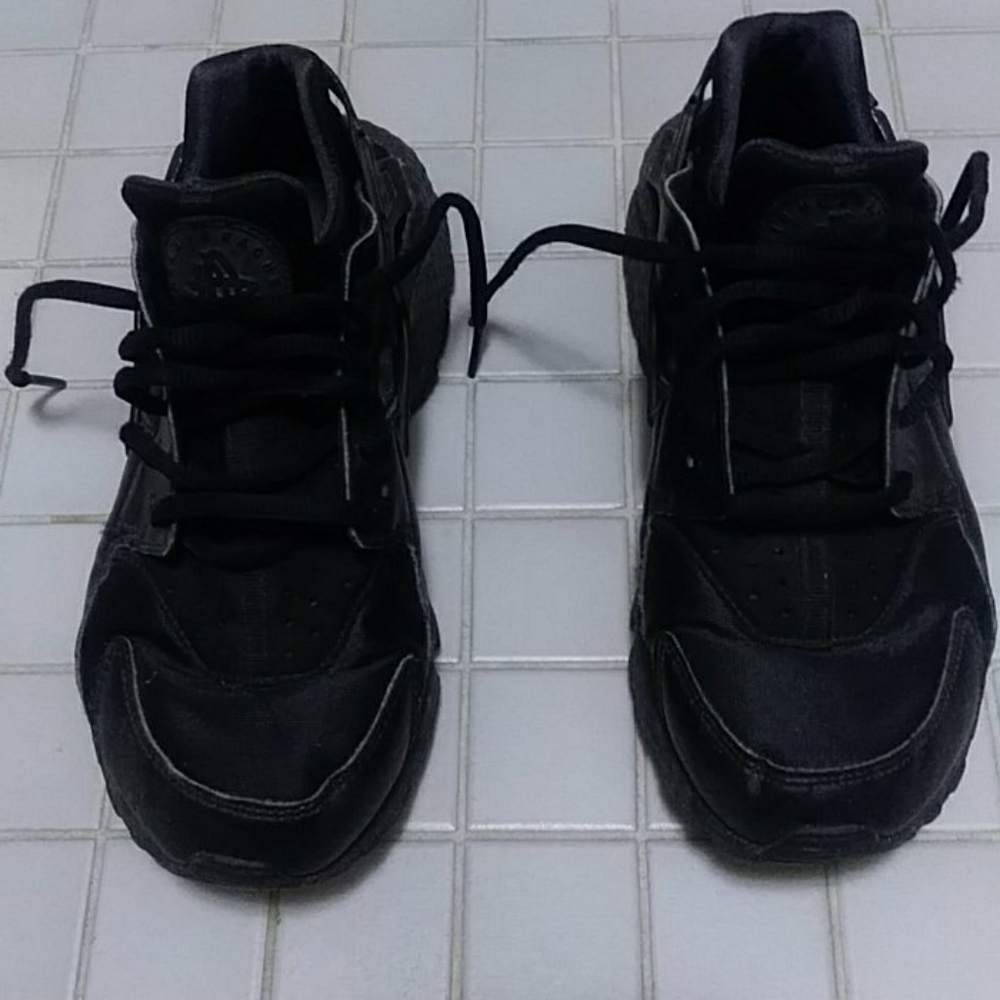 🚫SOLD🚫Nike Black Huaraches Size 8